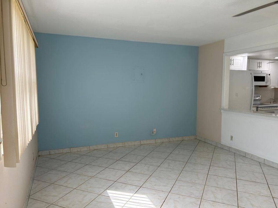 For Sale: $110,000 (1 beds, 1 baths, 726 Square Feet)