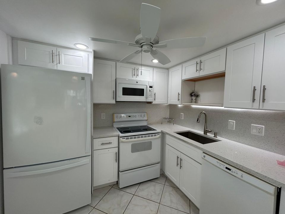 For Sale: $110,000 (1 beds, 1 baths, 726 Square Feet)