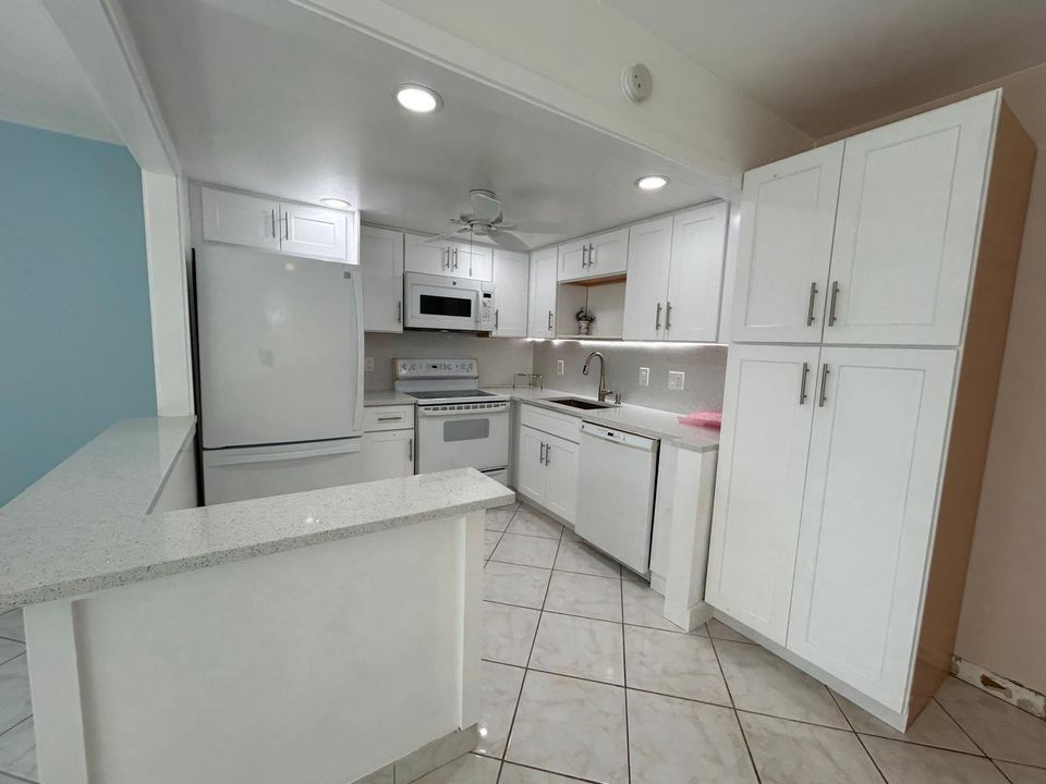 For Sale: $110,000 (1 beds, 1 baths, 726 Square Feet)