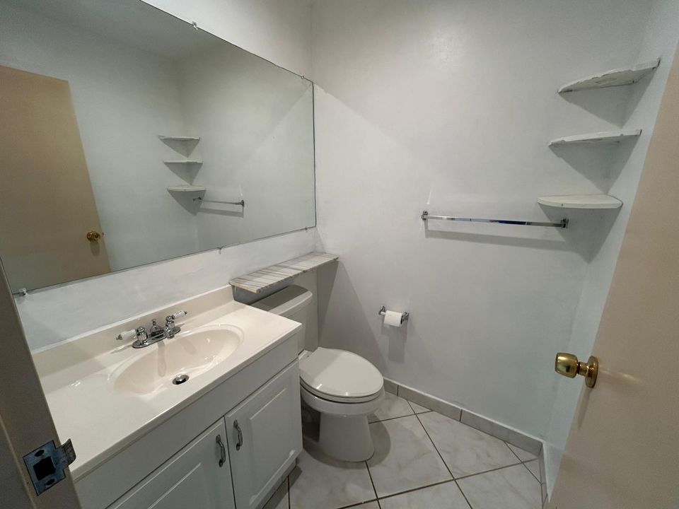 For Sale: $110,000 (1 beds, 1 baths, 726 Square Feet)