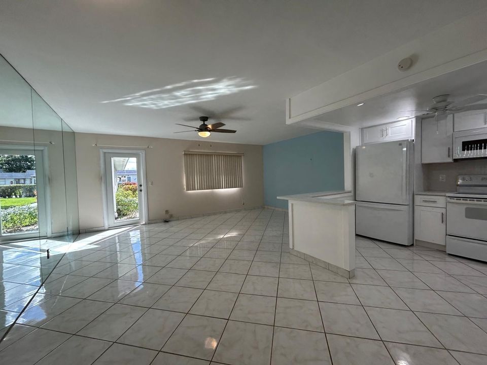 For Sale: $110,000 (1 beds, 1 baths, 726 Square Feet)