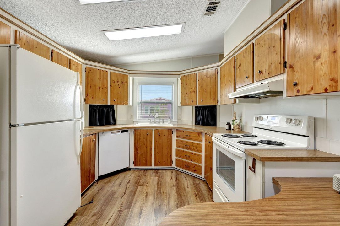 For Sale: $168,800 (2 beds, 2 baths, 1248 Square Feet)