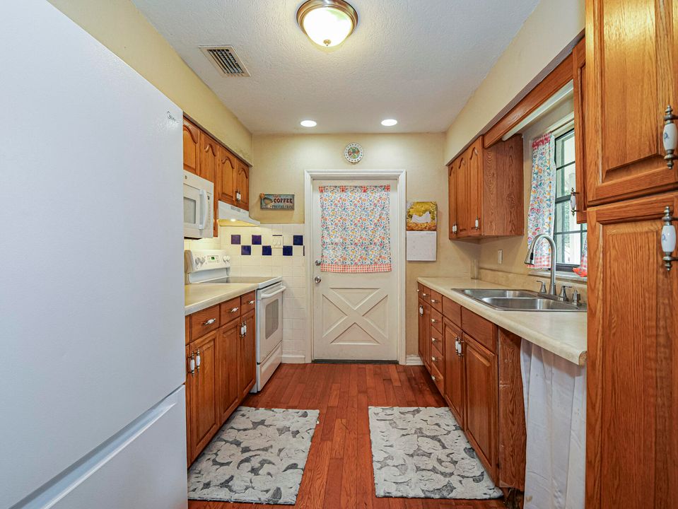 For Sale: $340,000 (3 beds, 2 baths, 1161 Square Feet)