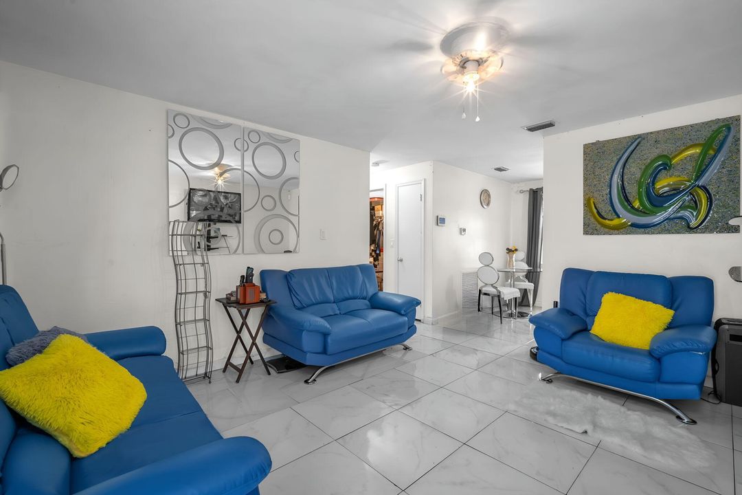 For Sale: $349,000 (3 beds, 1 baths, 828 Square Feet)