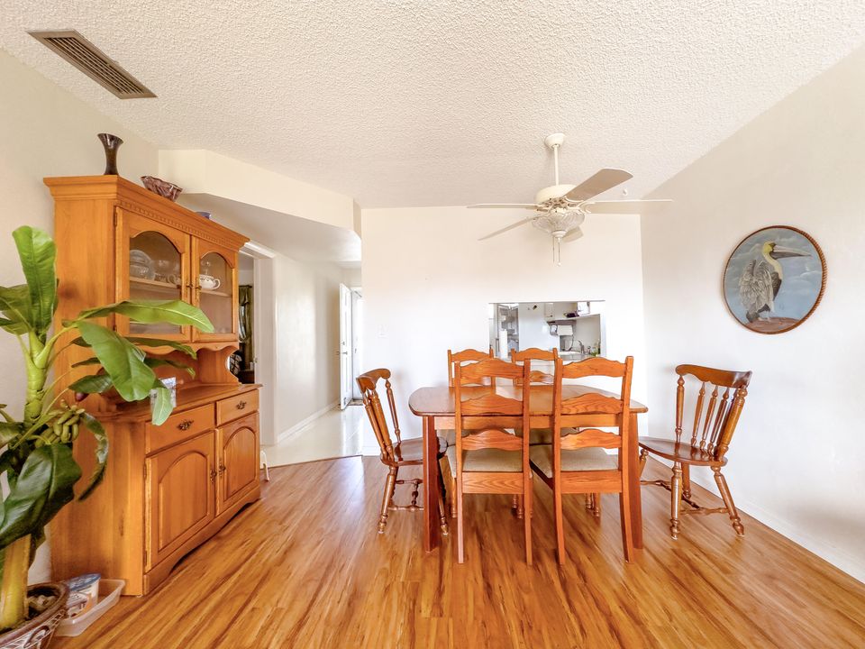 For Sale: $89,900 (2 beds, 1 baths, 894 Square Feet)