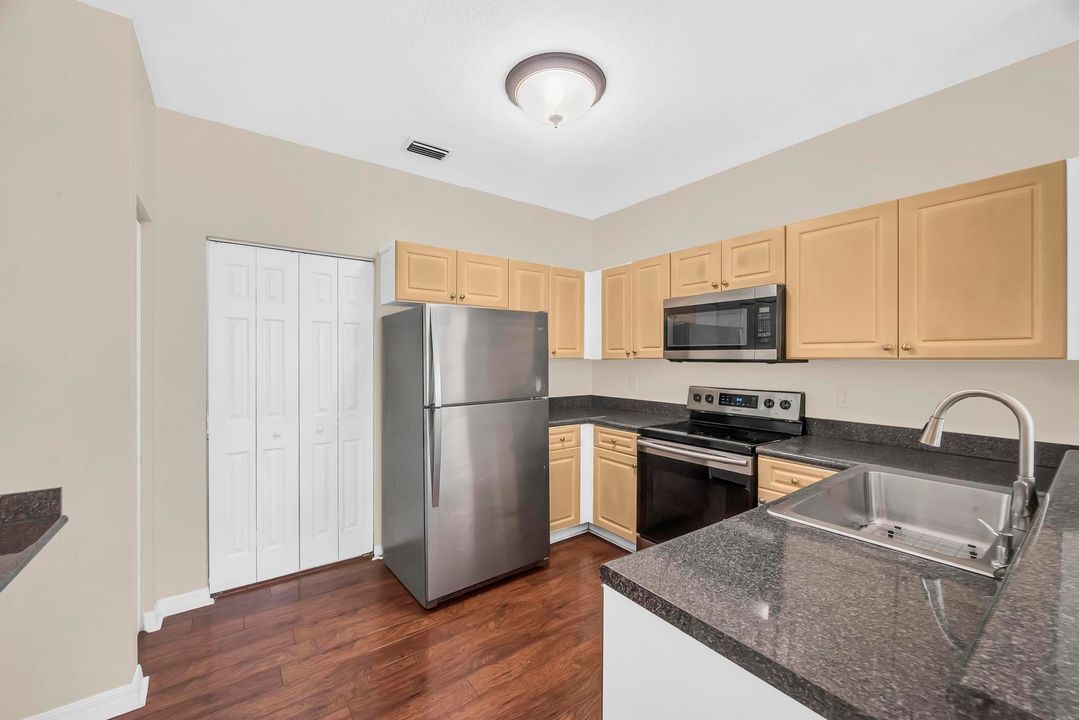 For Rent: $2,025 (2 beds, 2 baths, 1073 Square Feet)