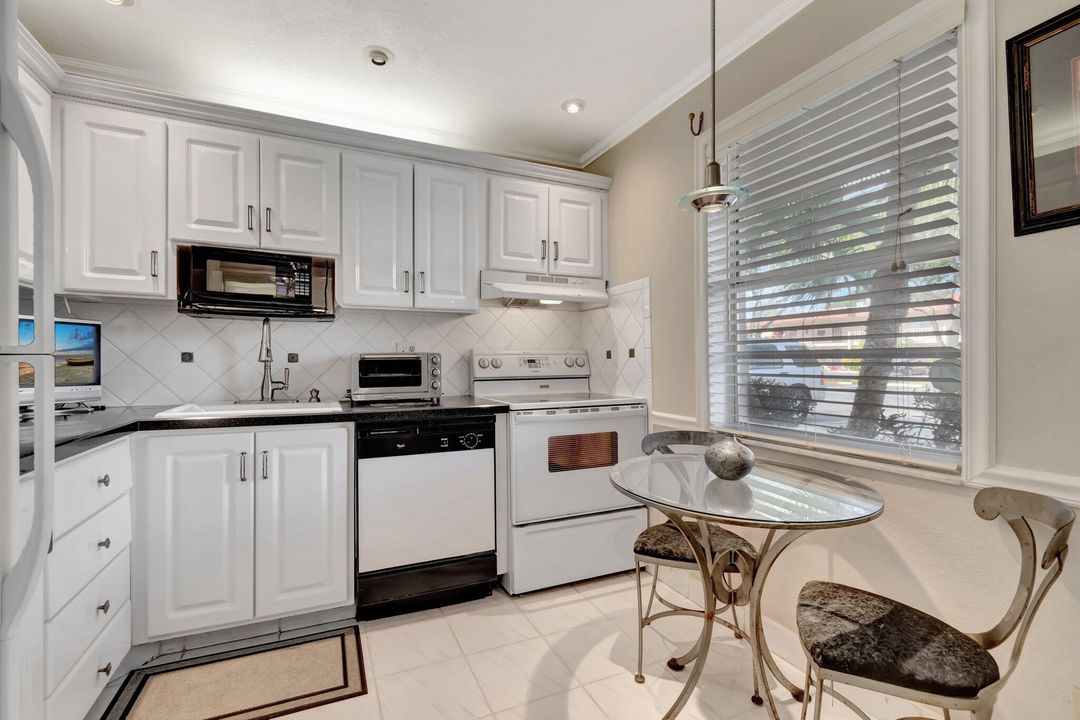 For Sale: $150,000 (2 beds, 2 baths, 925 Square Feet)