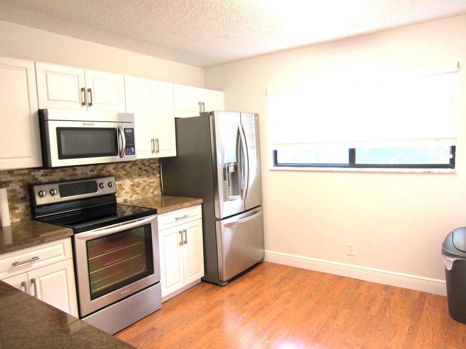 For Sale: $269,999 (2 beds, 2 baths, 900 Square Feet)