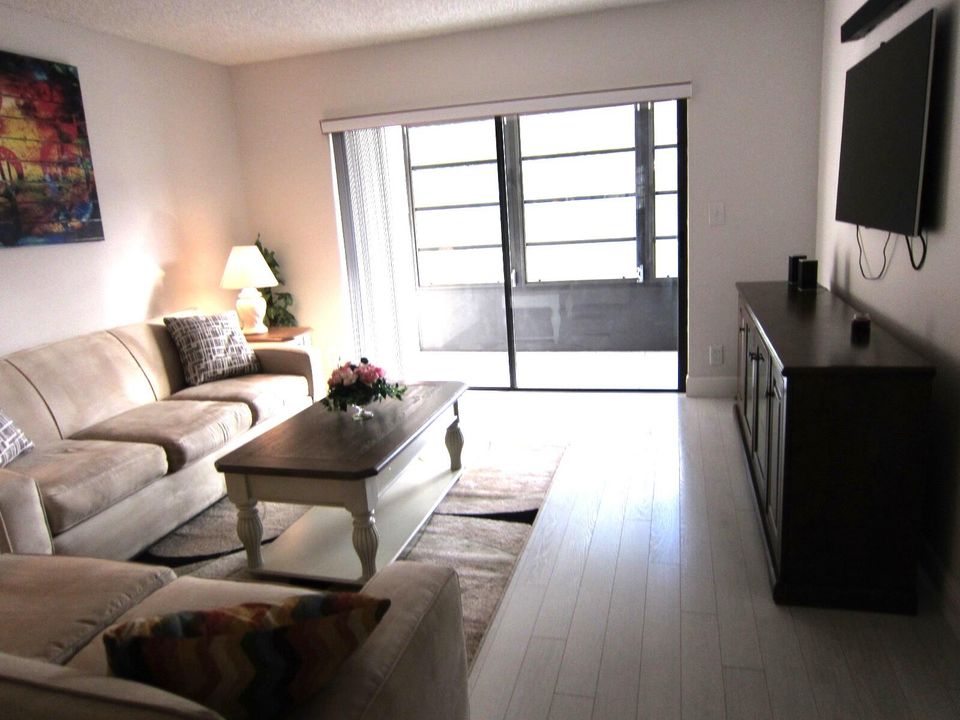 For Sale: $269,999 (2 beds, 2 baths, 900 Square Feet)