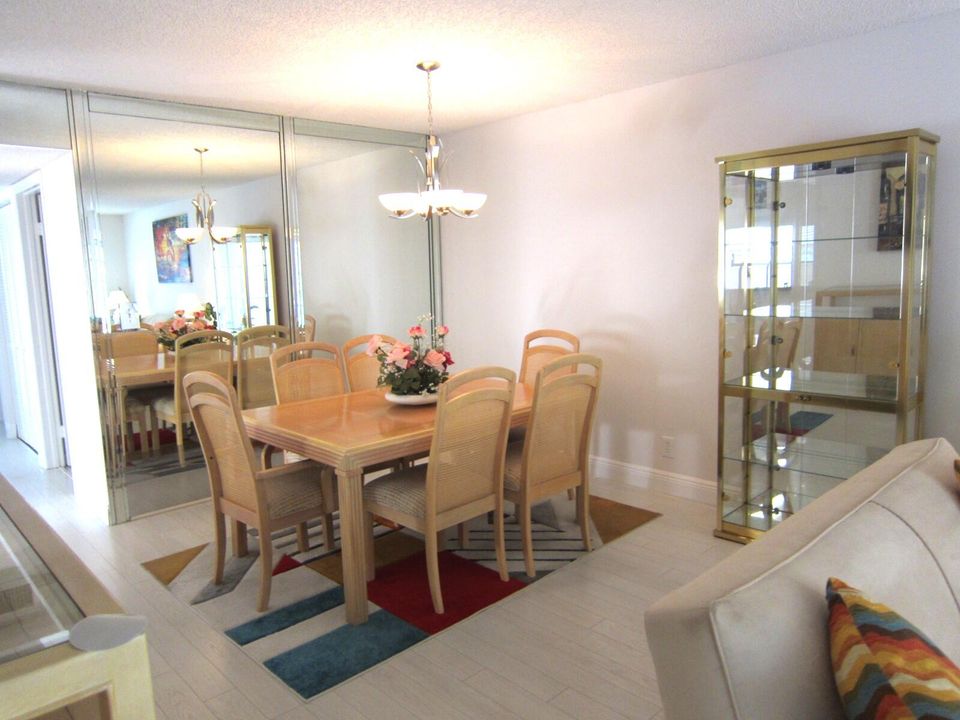 For Sale: $269,999 (2 beds, 2 baths, 900 Square Feet)