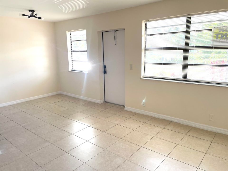 For Rent: $1,725 (1 beds, 1 baths, 560 Square Feet)