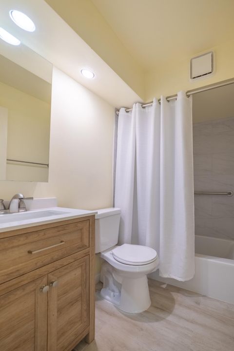 For Sale: $255,000 (2 beds, 2 baths, 880 Square Feet)