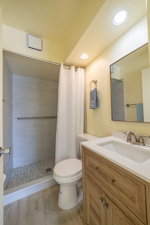 For Sale: $255,000 (2 beds, 2 baths, 880 Square Feet)