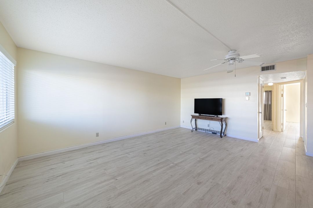 For Sale: $255,000 (2 beds, 2 baths, 880 Square Feet)