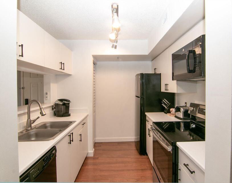 For Rent: $2,295 (2 beds, 1 baths, 917 Square Feet)