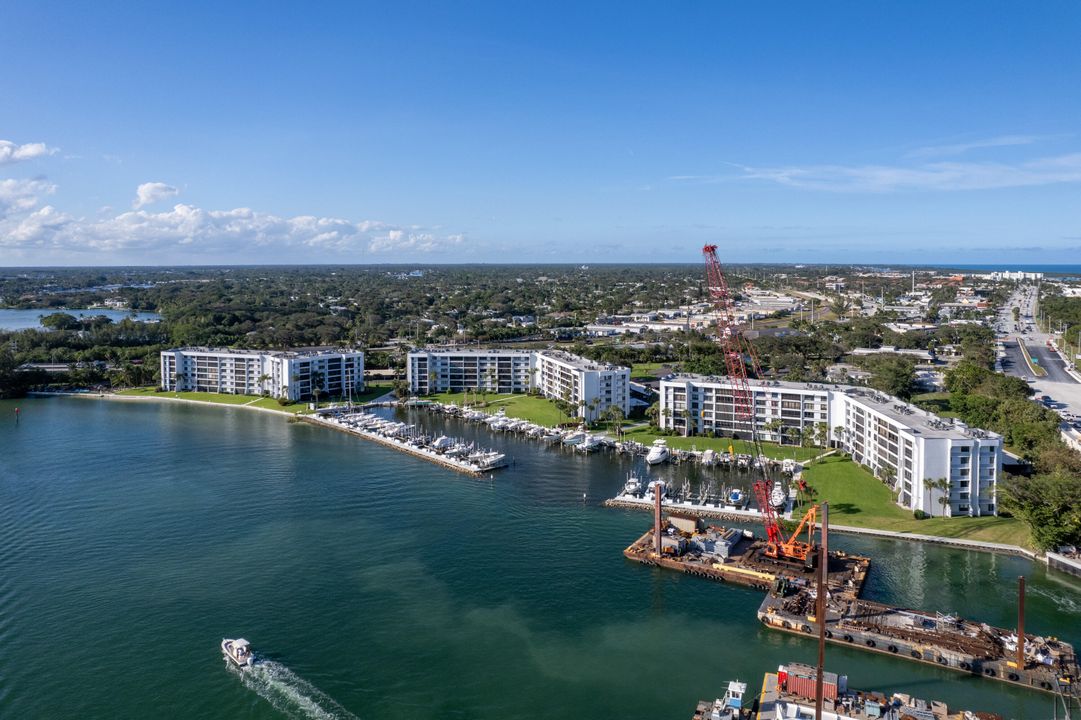 For Sale: $1,200,000 (2 beds, 2 baths, 1300 Square Feet)