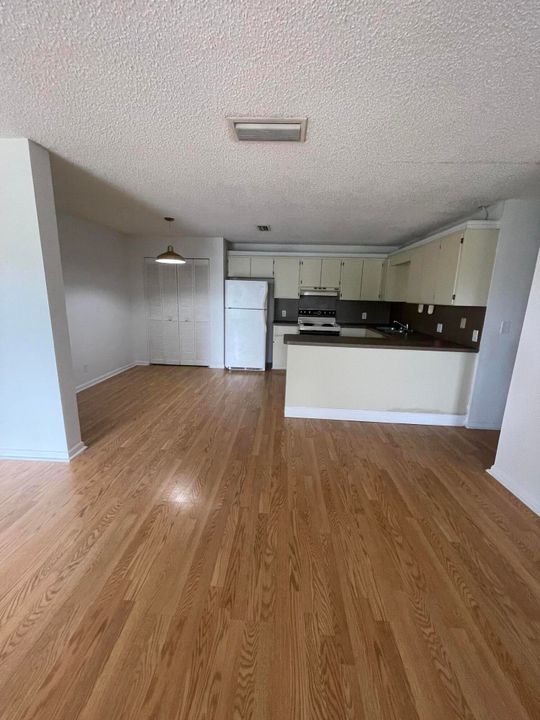 For Rent: $2,400 (2 beds, 2 baths, 1400 Square Feet)