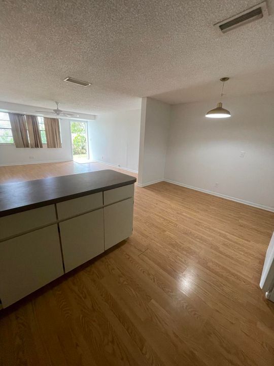 For Rent: $2,400 (2 beds, 2 baths, 1400 Square Feet)