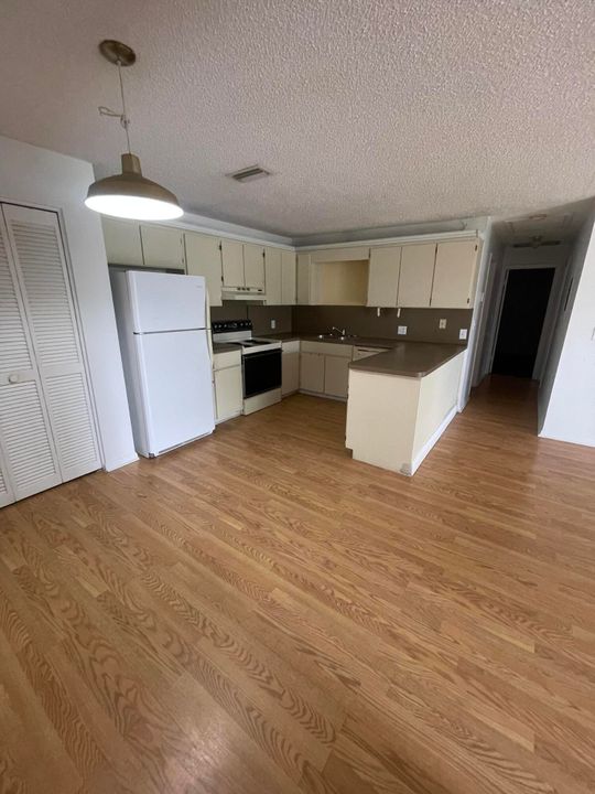 For Rent: $2,400 (2 beds, 2 baths, 1400 Square Feet)