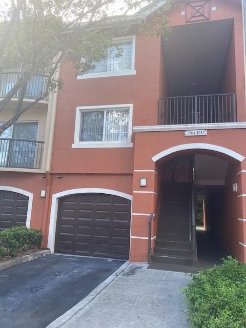 For Rent: $2,200 (2 beds, 2 baths, 1026 Square Feet)