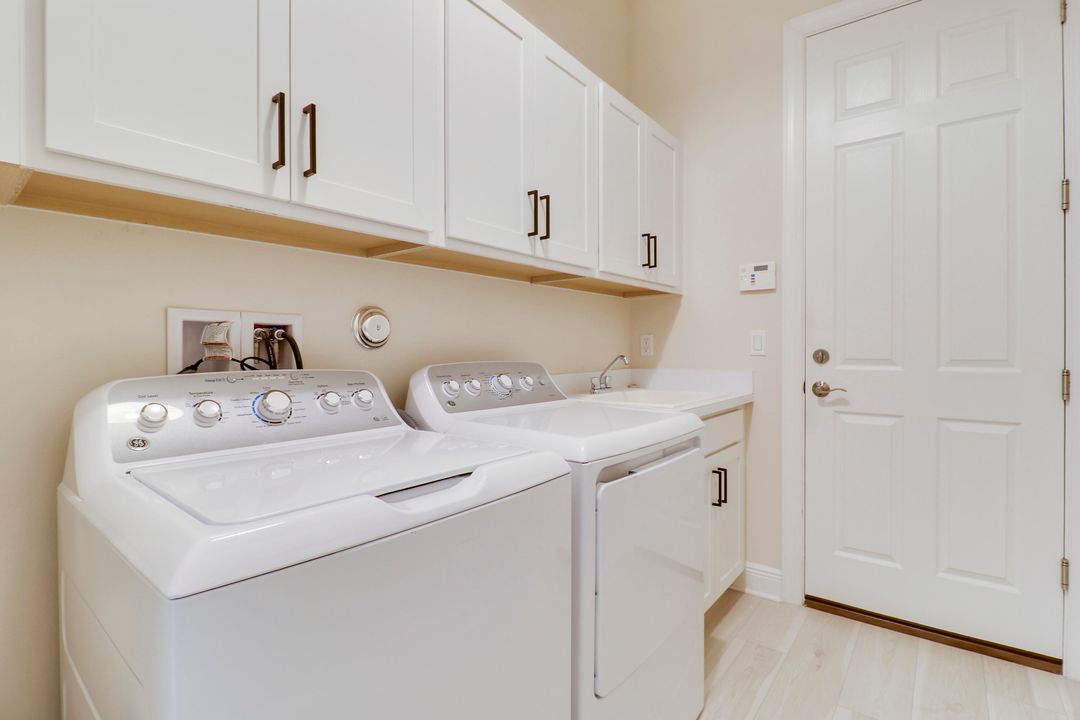 For Sale: $574,900 (2 beds, 2 baths, 1859 Square Feet)