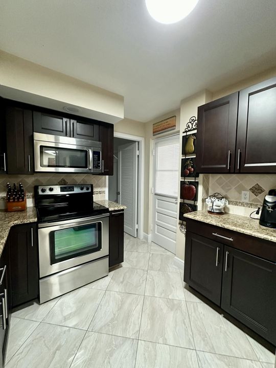 For Sale: $269,999 (2 beds, 2 baths, 1300 Square Feet)