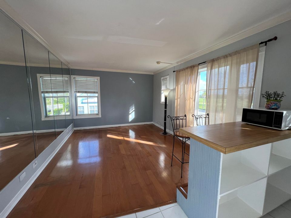 Active With Contract: $1,600 (1 beds, 1 baths, 500 Square Feet)