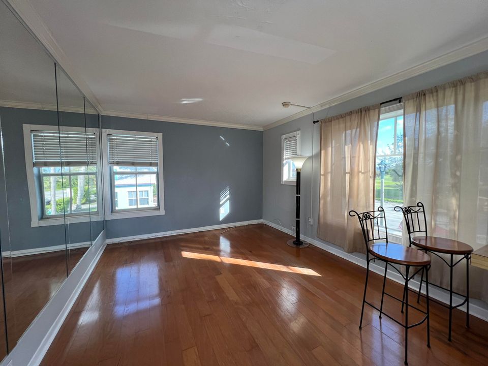 Active With Contract: $1,600 (1 beds, 1 baths, 500 Square Feet)