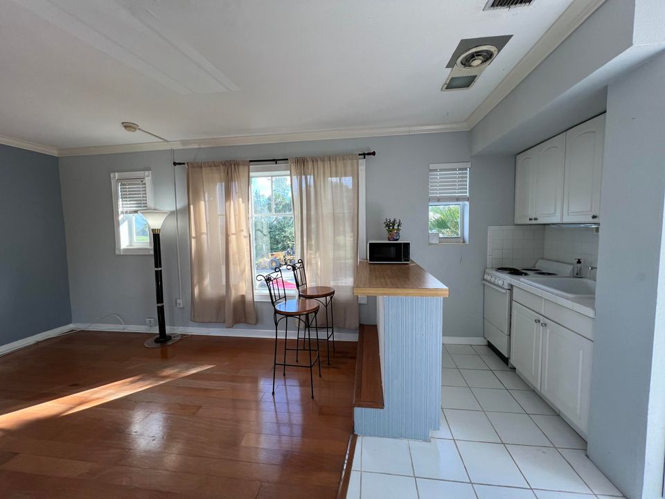 Active With Contract: $1,600 (1 beds, 1 baths, 500 Square Feet)