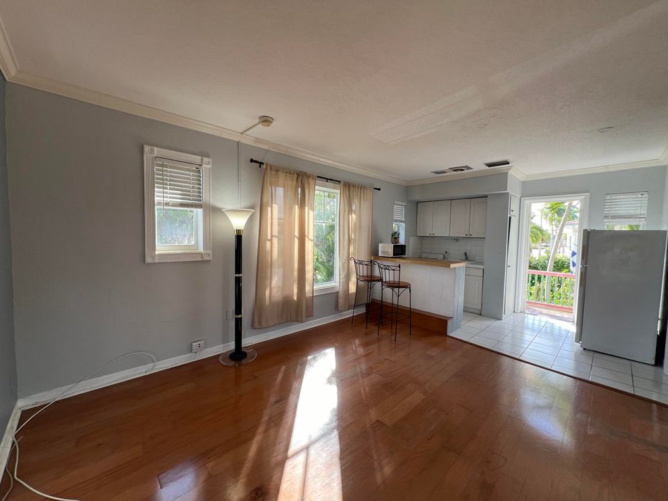 Active With Contract: $1,600 (1 beds, 1 baths, 500 Square Feet)