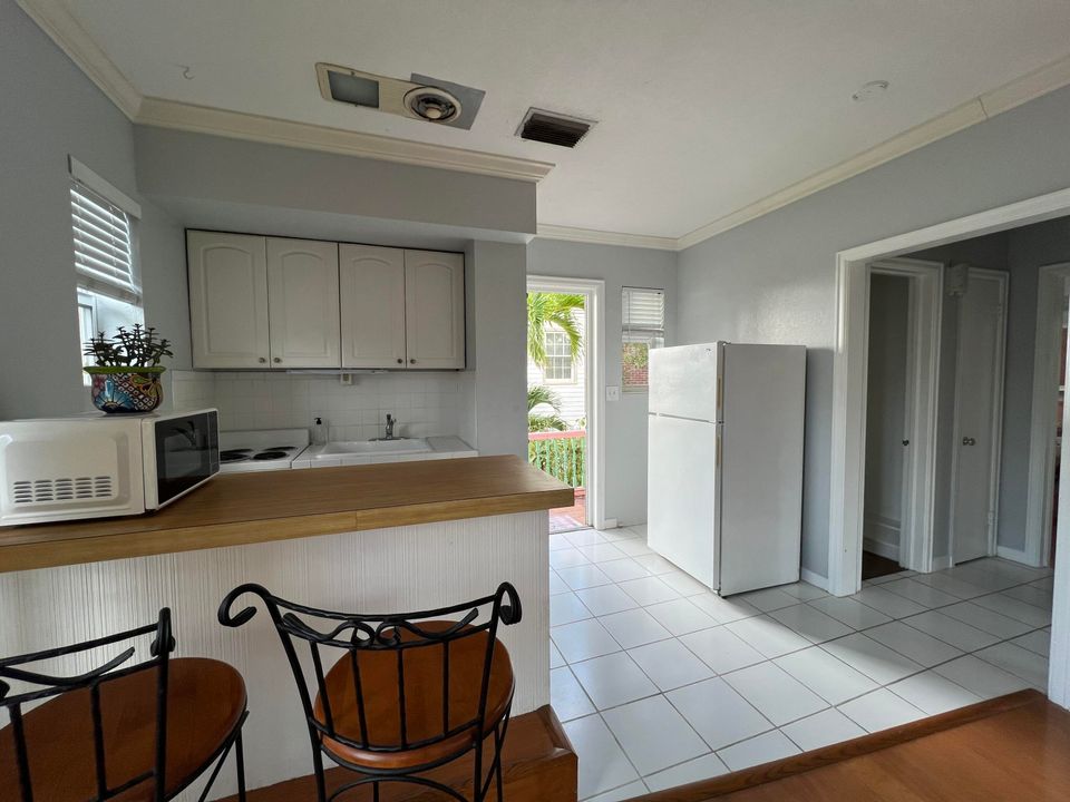 Active With Contract: $1,600 (1 beds, 1 baths, 500 Square Feet)