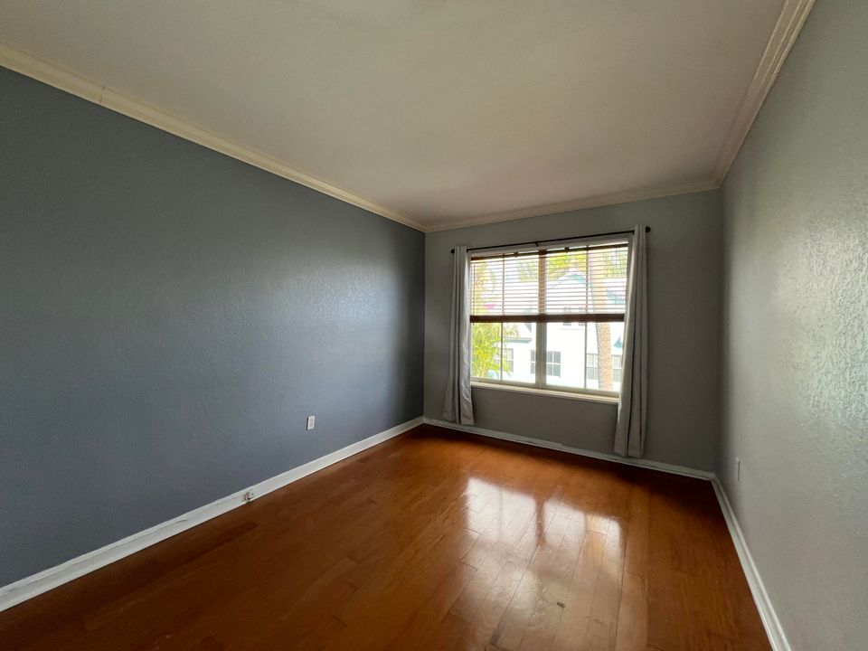 Active With Contract: $1,600 (1 beds, 1 baths, 500 Square Feet)