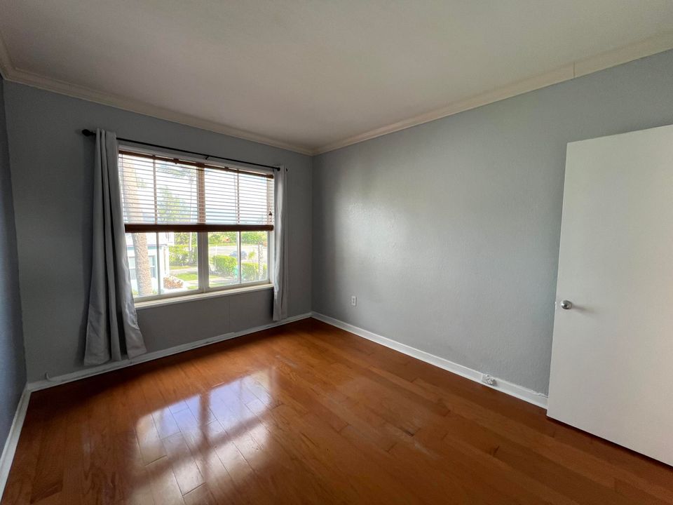 Active With Contract: $1,600 (1 beds, 1 baths, 500 Square Feet)