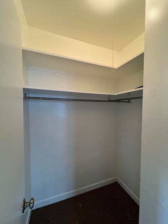 Active With Contract: $1,600 (1 beds, 1 baths, 500 Square Feet)