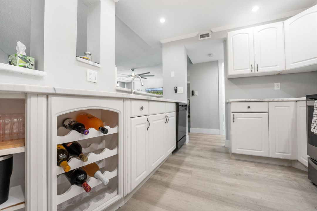 For Sale: $324,900 (1 beds, 1 baths, 920 Square Feet)