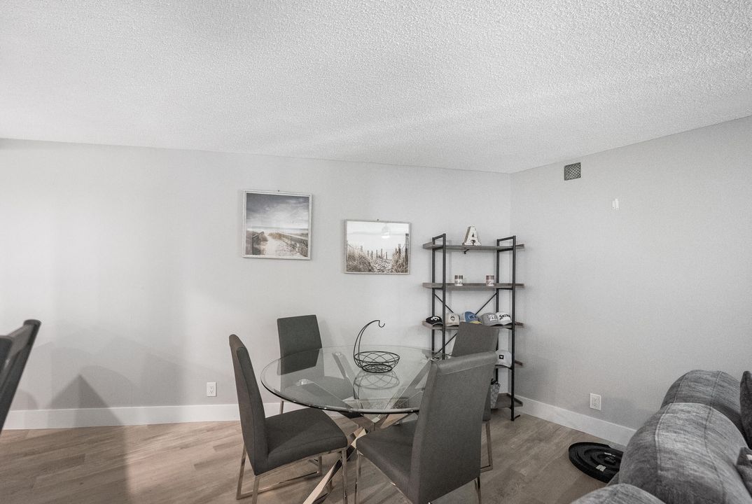 For Sale: $324,900 (1 beds, 1 baths, 920 Square Feet)