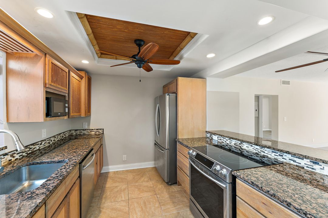 For Sale: $325,000 (2 beds, 2 baths, 997 Square Feet)