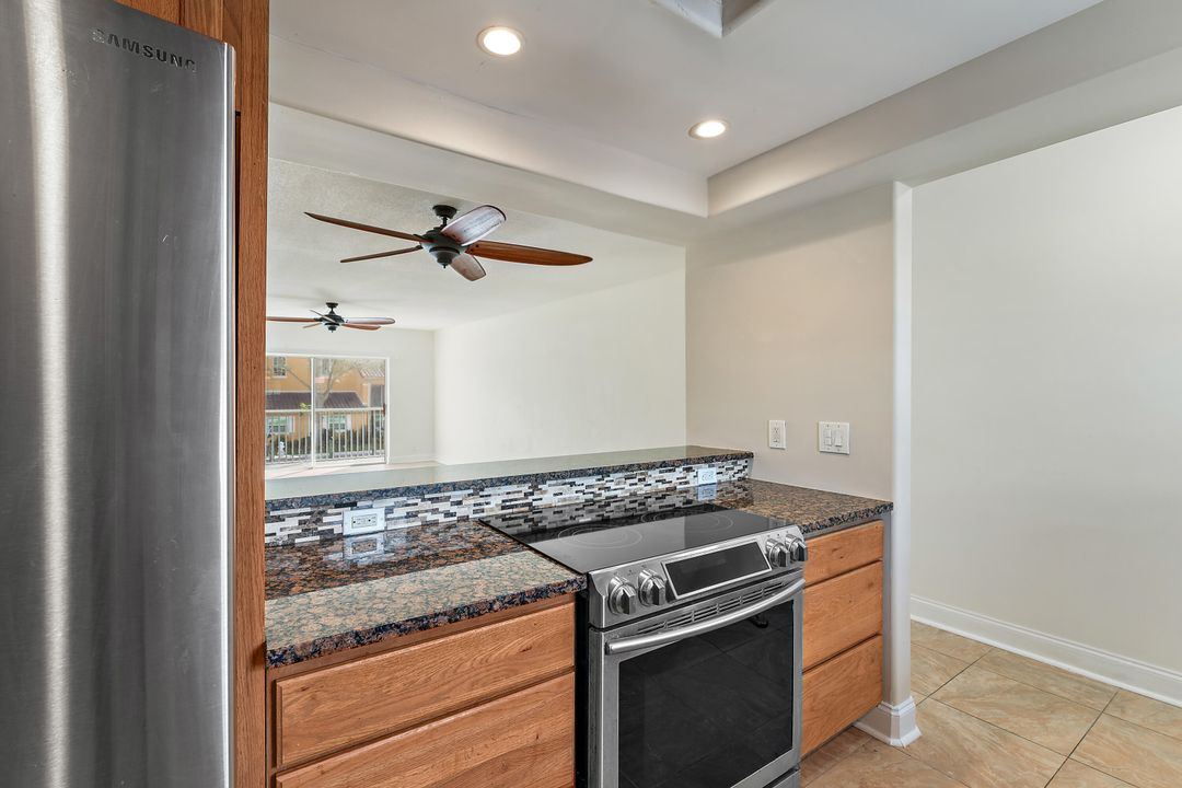 For Sale: $325,000 (2 beds, 2 baths, 997 Square Feet)