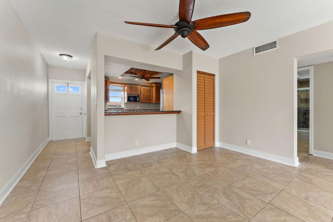 For Sale: $325,000 (2 beds, 2 baths, 997 Square Feet)