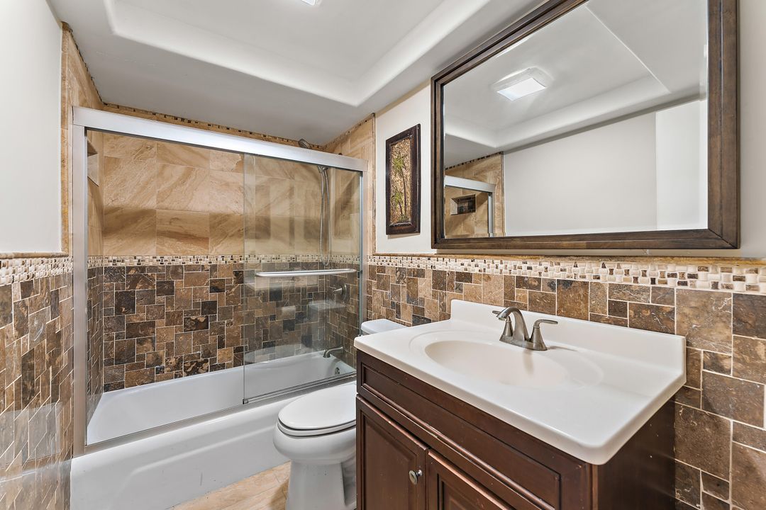 For Sale: $325,000 (2 beds, 2 baths, 997 Square Feet)