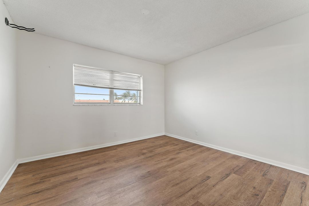 For Sale: $325,000 (2 beds, 2 baths, 997 Square Feet)