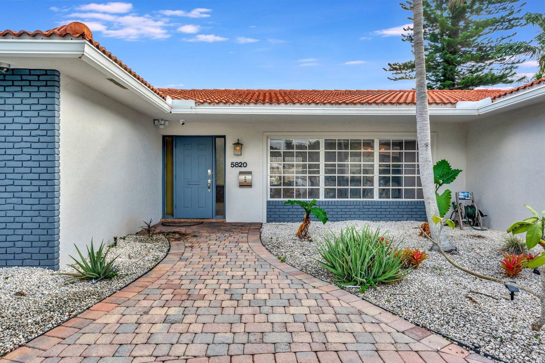 For Sale: $1,050,000 (3 beds, 2 baths, 1857 Square Feet)