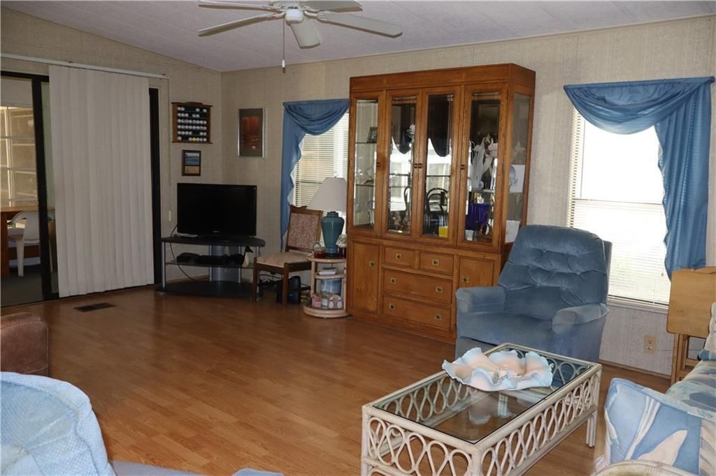 For Sale: $175,000 (2 beds, 2 baths, 972 Square Feet)