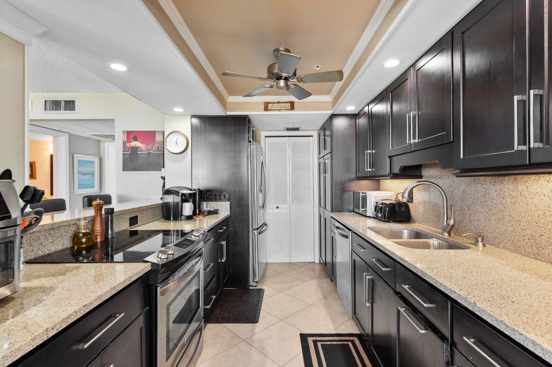 For Sale: $399,999 (1 beds, 1 baths, 998 Square Feet)