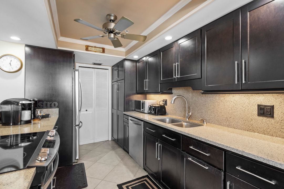 For Sale: $399,999 (1 beds, 1 baths, 998 Square Feet)