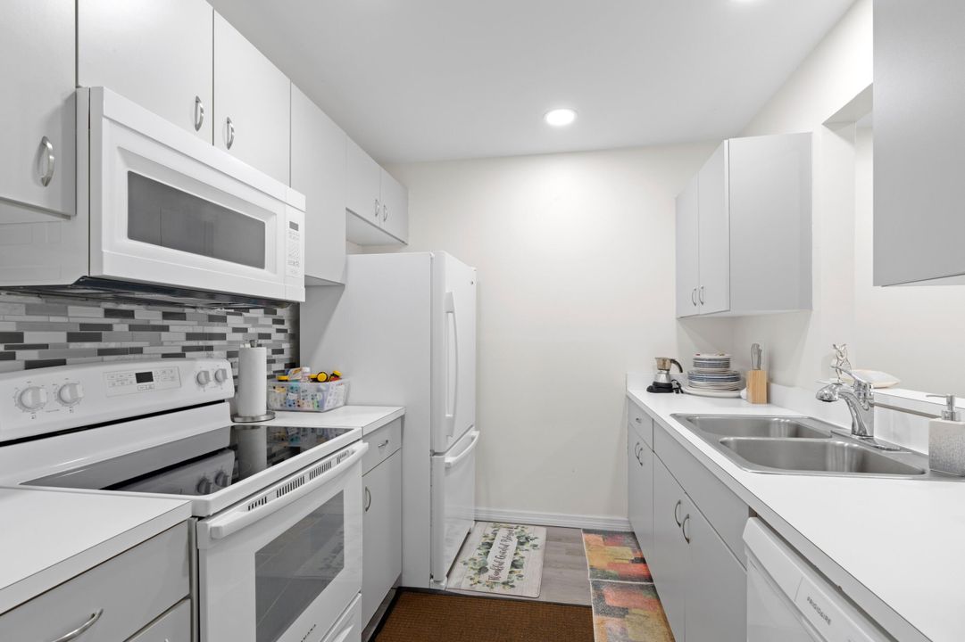 For Rent: $2,200 (2 beds, 2 baths, 859 Square Feet)