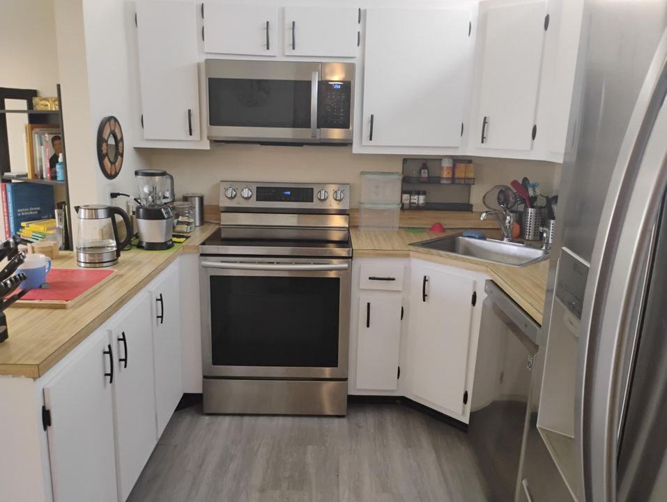 For Rent: $1,750 (2 beds, 1 baths, 936 Square Feet)