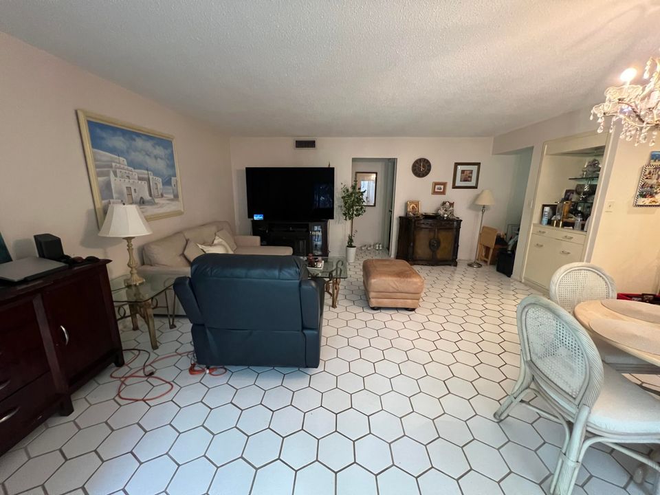 For Sale: $215,000 (2 beds, 2 baths, 1080 Square Feet)