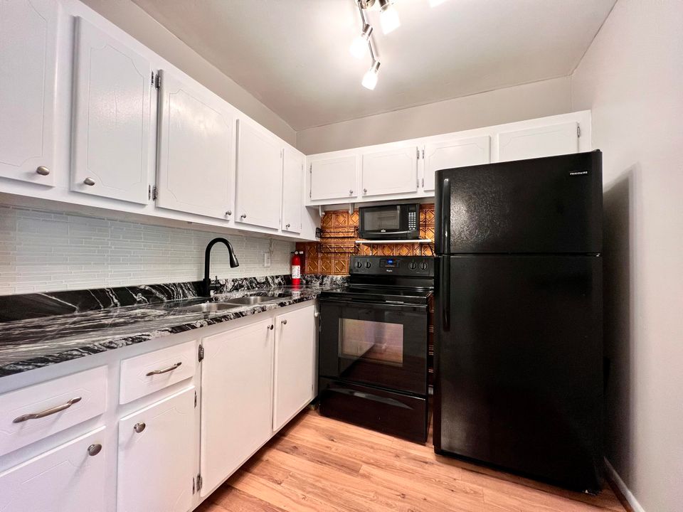 For Rent: $1,475 (1 beds, 1 baths, 684 Square Feet)