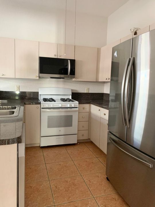 For Rent: $3,000 (2 beds, 2 baths, 1220 Square Feet)